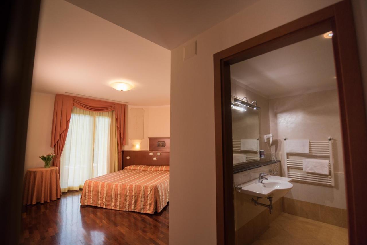 Hotel Le Grotte Genga  Kültér fotó