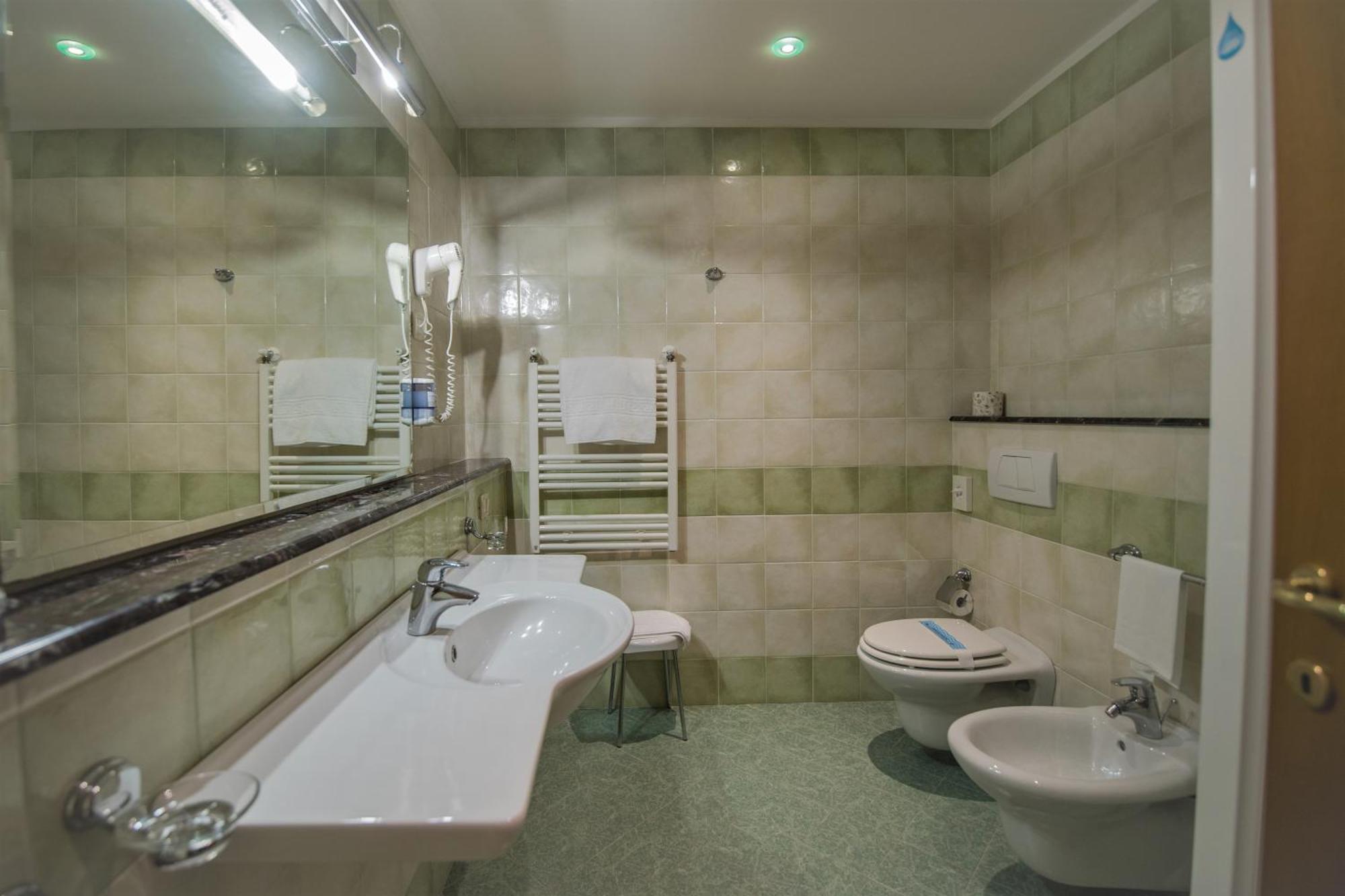Hotel Le Grotte Genga  Kültér fotó