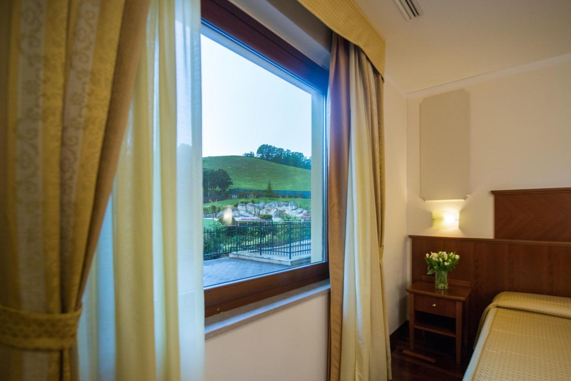 Hotel Le Grotte Genga  Kültér fotó
