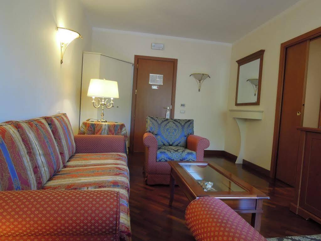 Hotel Le Grotte Genga  Kültér fotó